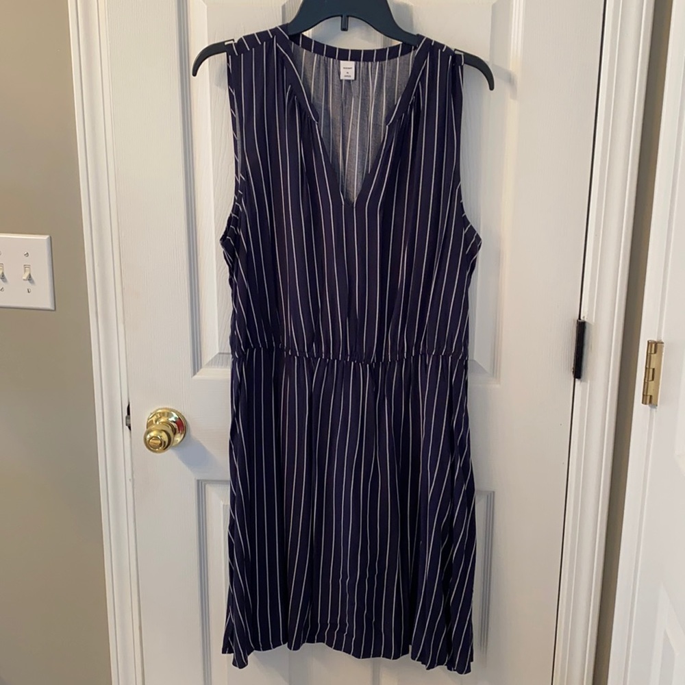 V-neck sleeveless navy stripe shift dress